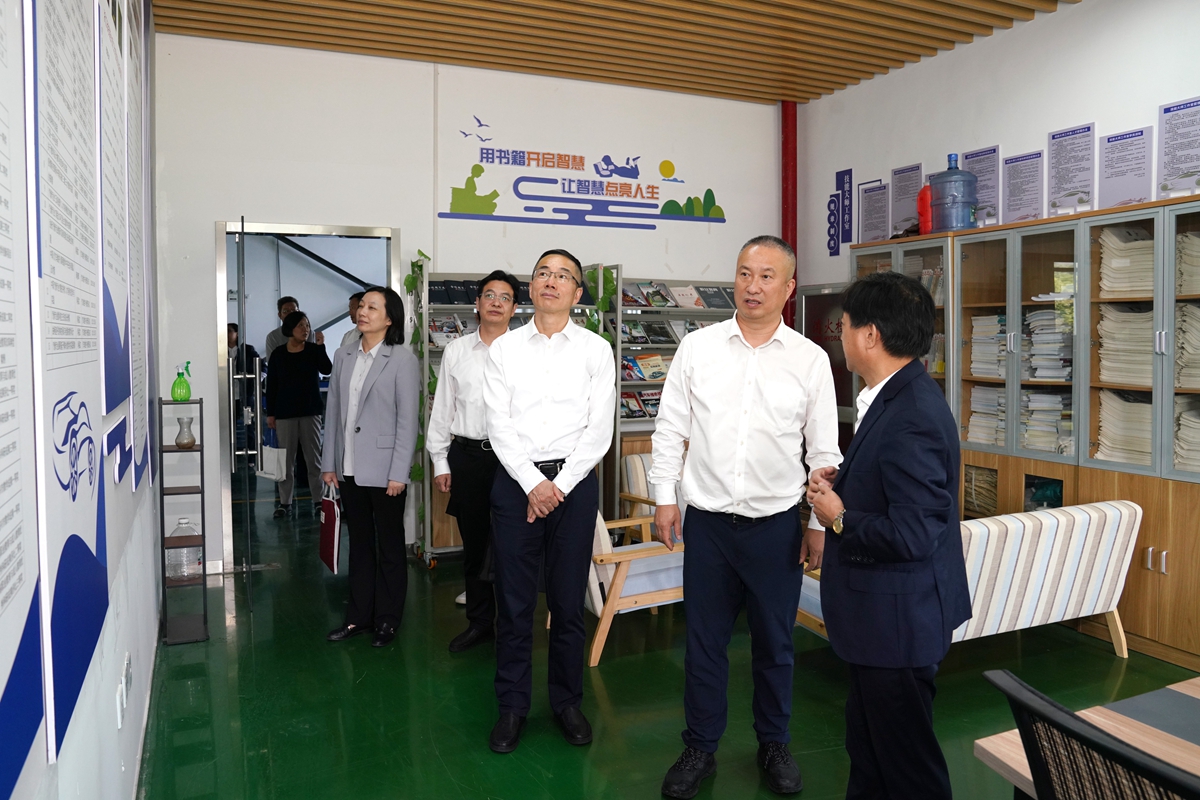 20241009市國資委黨委書記、主任陳文榮調(diào)研嘉興市交通學(xué)校，右起吳曉斌、陳文榮、柏衛(wèi)東、朱建華、李利（李阿梅 攝）.jpg