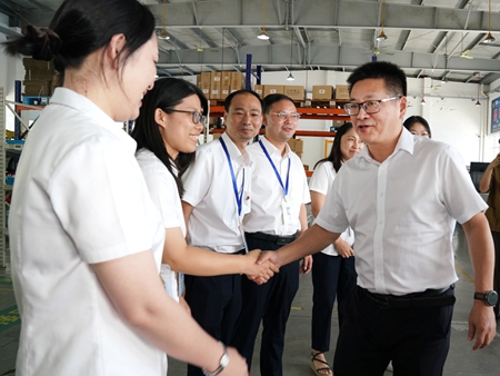 【20240906】集團領(lǐng)導(dǎo)慰問交通學(xué)校教師，何宇?。ㄓ乙唬ɡ畎⒚窋z）.jpg