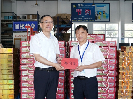 【20240906】集團領(lǐng)導(dǎo)慰問交通學(xué)校教師，柏衛(wèi)東（左）吳曉斌（右）（李阿梅攝）.jpg